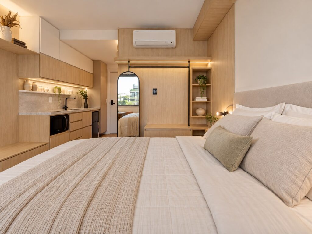 Quarto de casal em projeto residencial da Fraga & Santos Arquitetura Completa